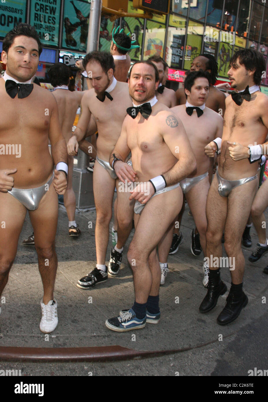 Chris Pontius MTV 'Jackass' star Chris Pontius lidera un grupo de hombres  jóvenes vestidos tanga plateado a través de Times Square de Nueva York  Fotografía de stock - Alamy