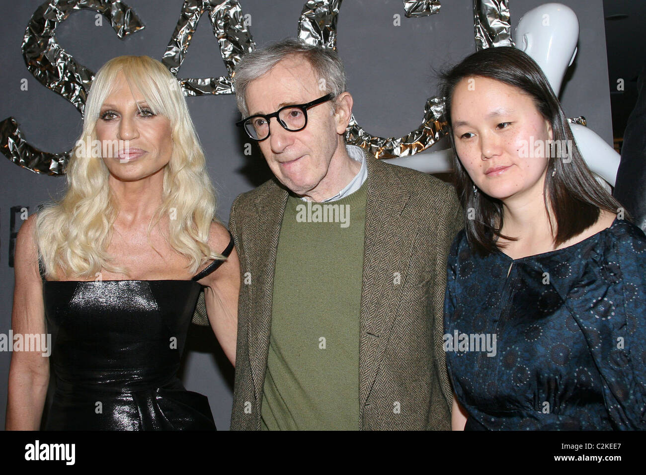 Donatella Versace, Woody Allen y su esposa SoonYi Previn Versace