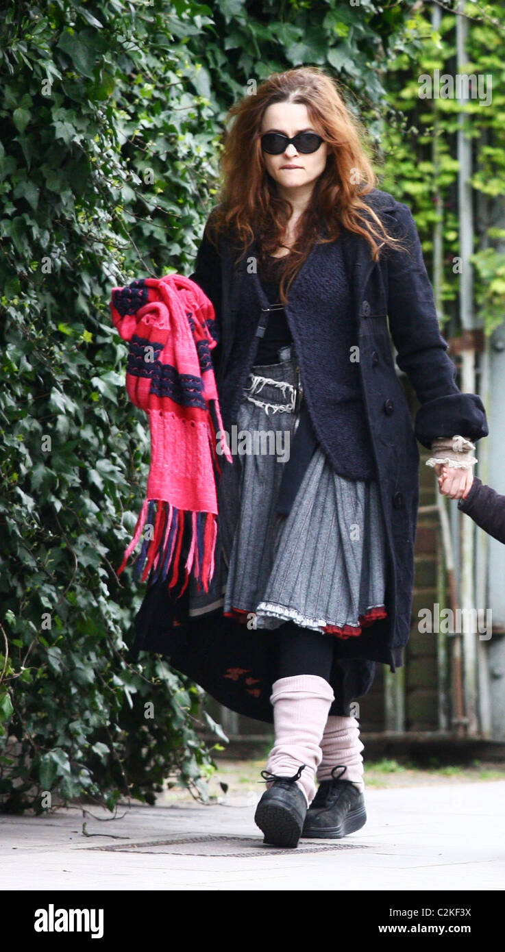 Helena Bonham Carter recogerá su hijo Billy Ray Burton desde la escuela primaria en Hampstead. También parada en un supermercado local. Foto de stock
