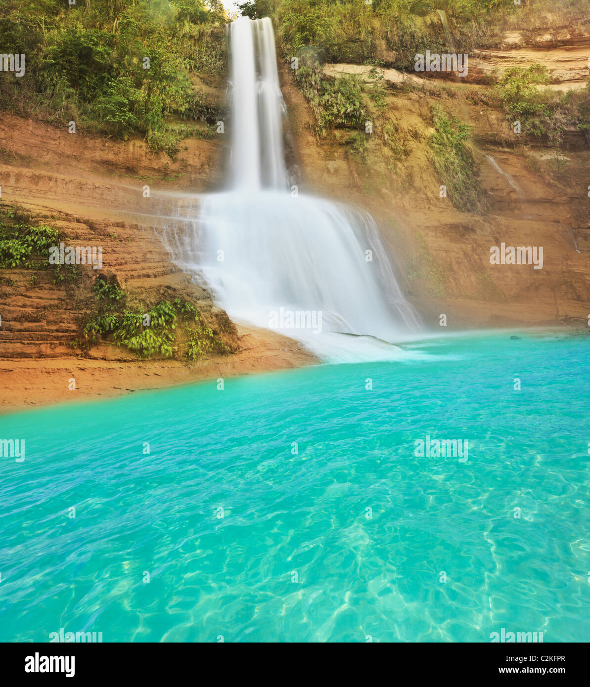 Hermosa cascada en día soleado de verano. Filipinas Foto de stock