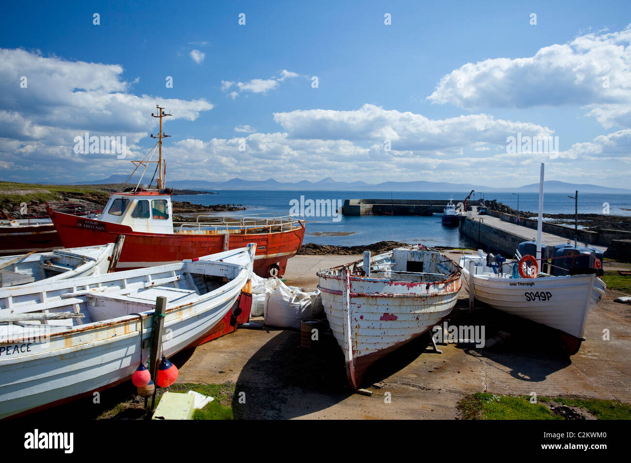Barcos de pesca al lado oeste de la ciudad puerto, Tory Island, Condado de Donegal, Irlanda. Foto de stock