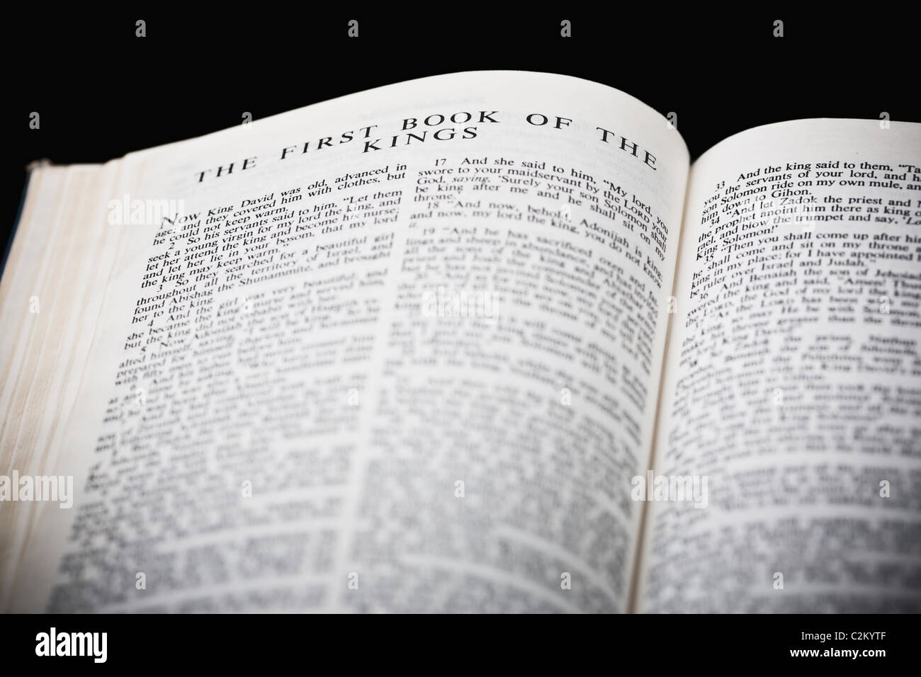 La nueva norma americana Biblia abierta en el primer libro de los Reyes Fotografía de stock Alamy La nueva norma americana Biblia abierta en el primer libro de los Reyes Fotografía de stock Alamy