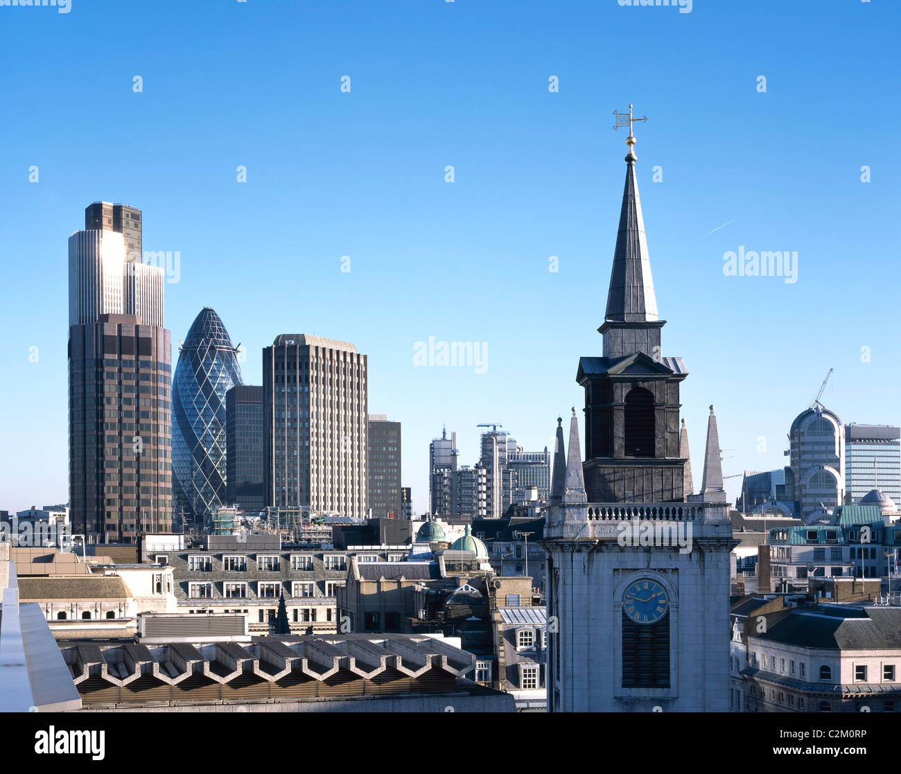 La ciudad de Londres. Incluyendo Tower 42 y 30 St Mary Axe, el pepinillo y el reyezuelo de la torre de la iglesia Foto de stock