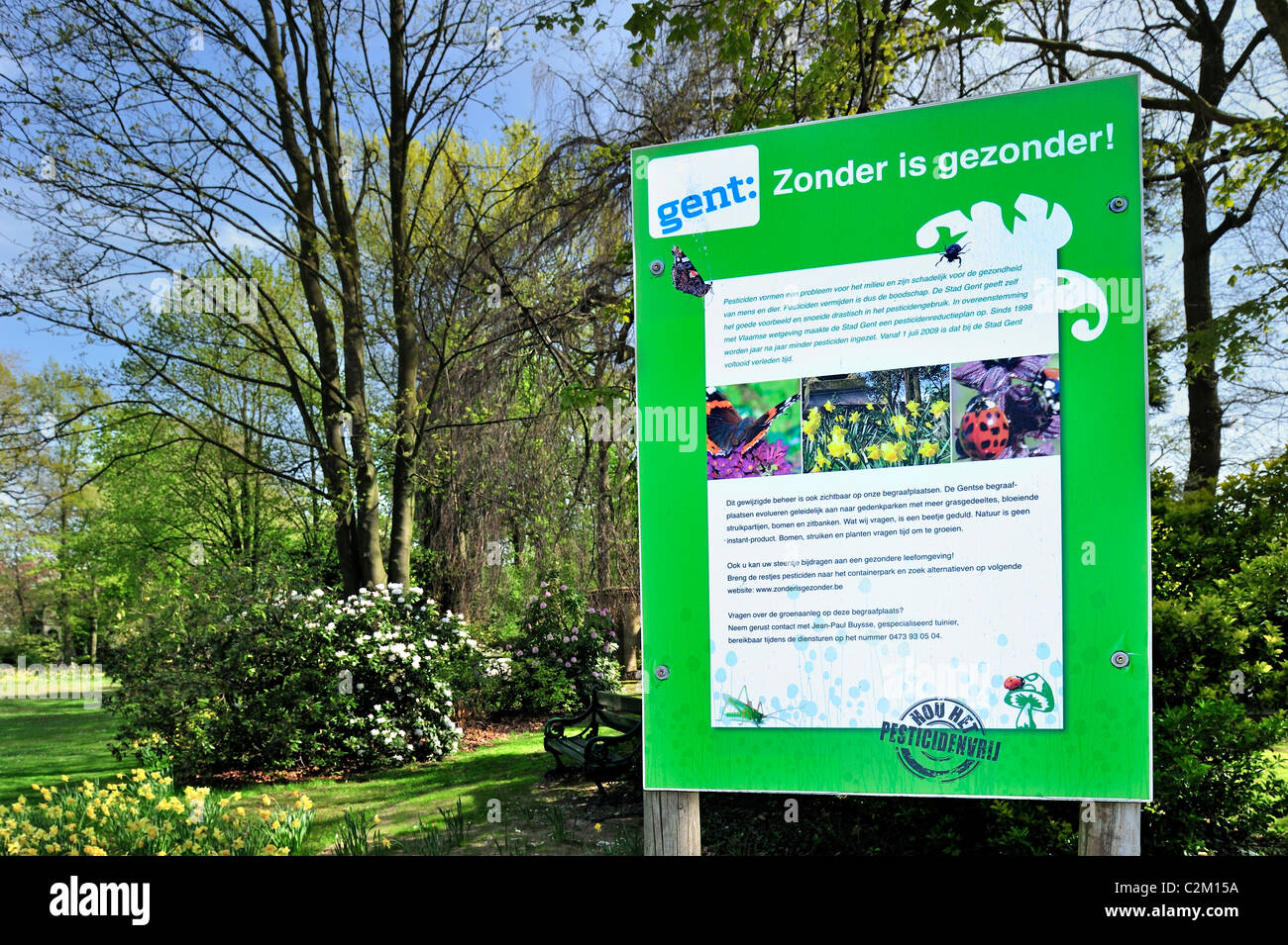 Panel de información sobre el uso de plaguicidas y manejo ecológico de plagas en cementerio Westerbegraafplaats en Gante, Bélgica Foto de stock
