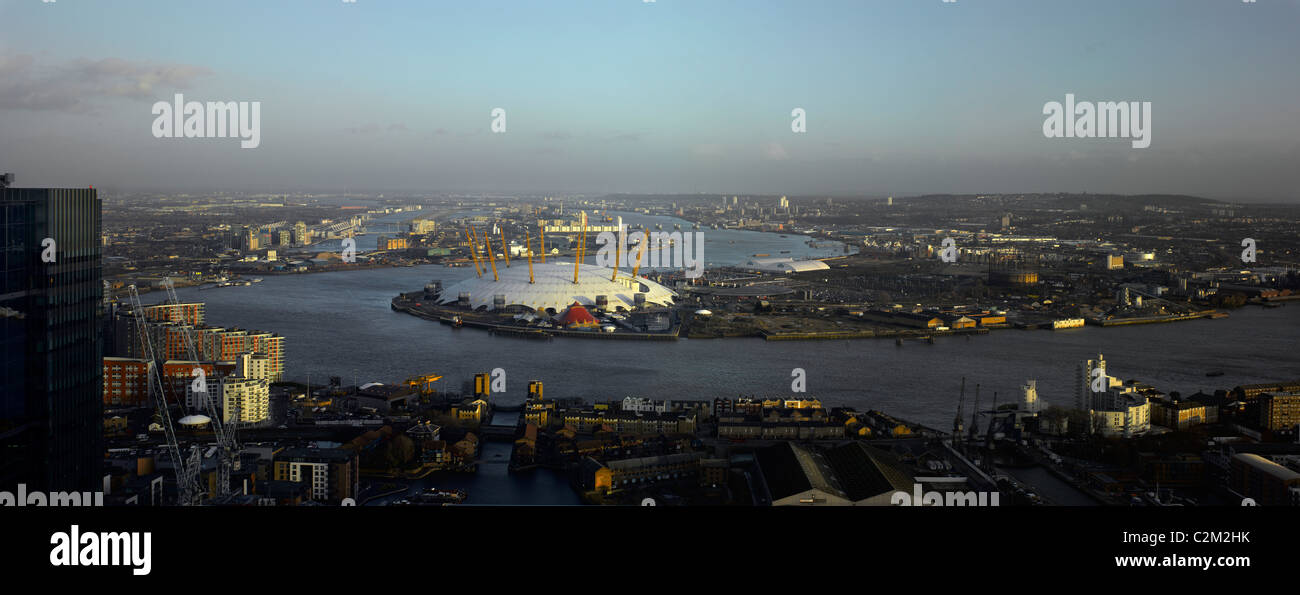 Vista panorámica del río Támesis y de East London, mirando hacia el este, hacia el norte de la península de Greenwich y el O2 Arena Foto de stock