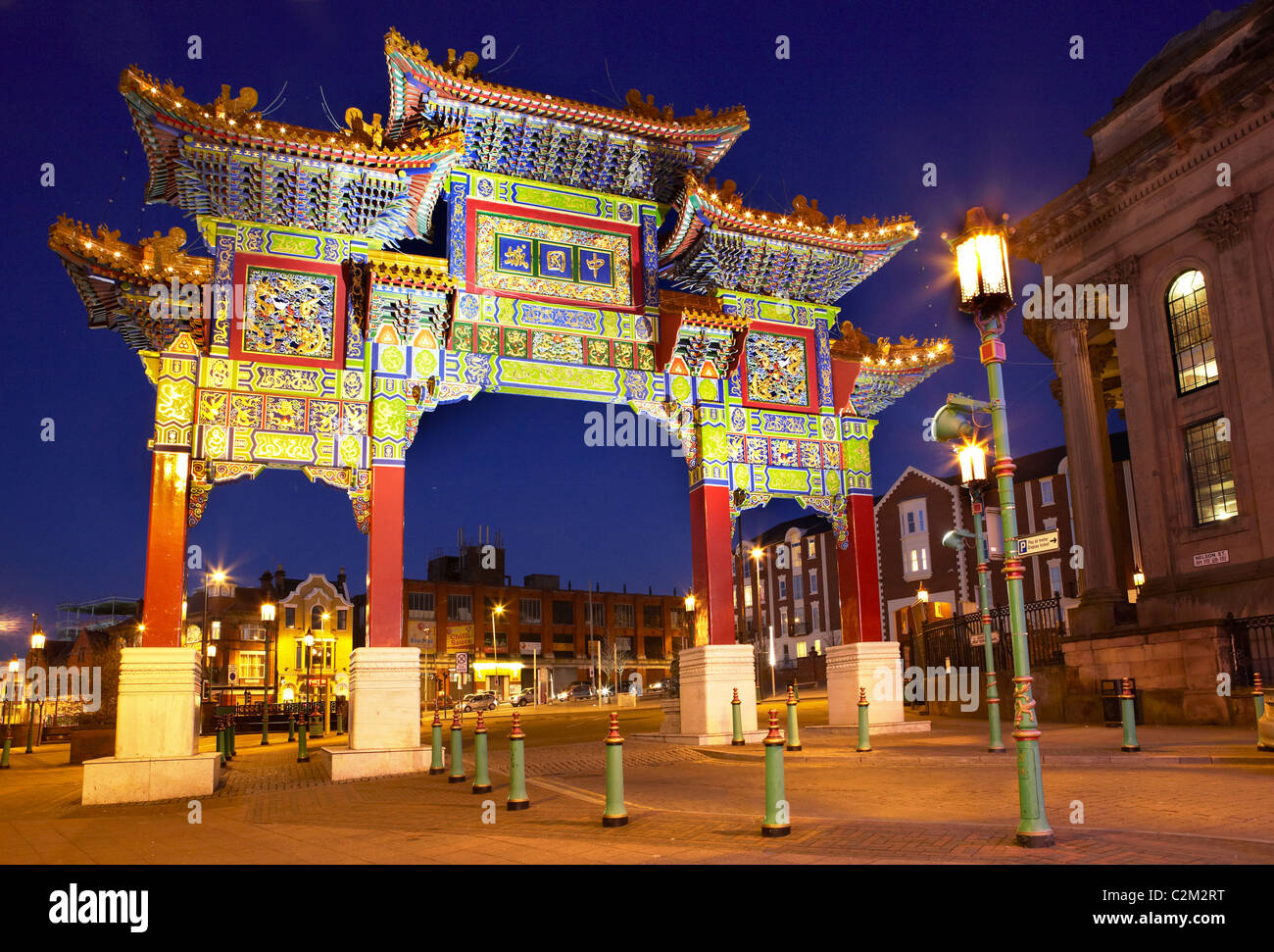 Arco chino en Nelson Street, Liverpool, Inglaterra, Reino Unido en la noche Foto de stock