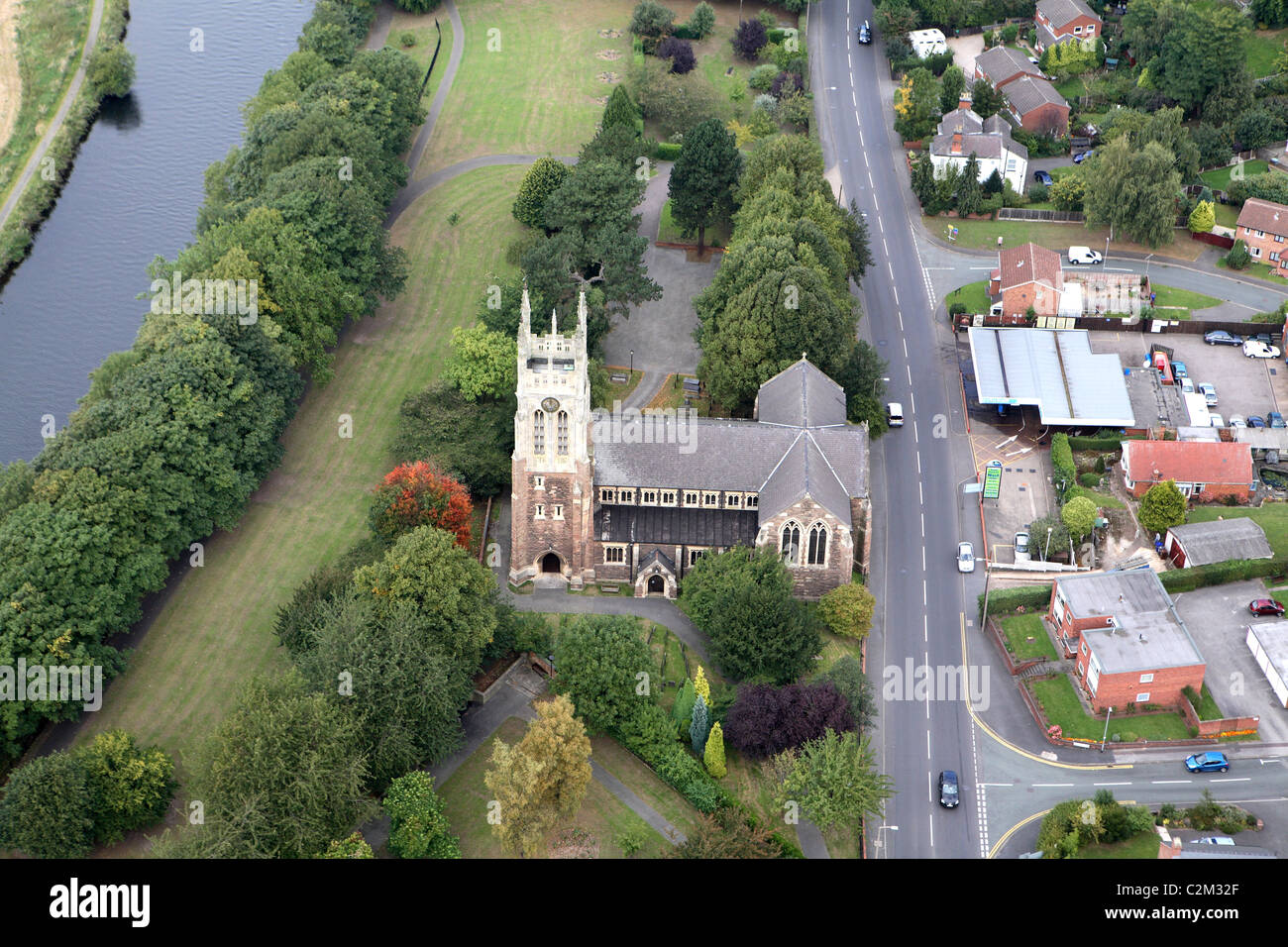 Vista aérea de la Iglesia San Pedro Stapenhill Burton a Trent Foto de stock