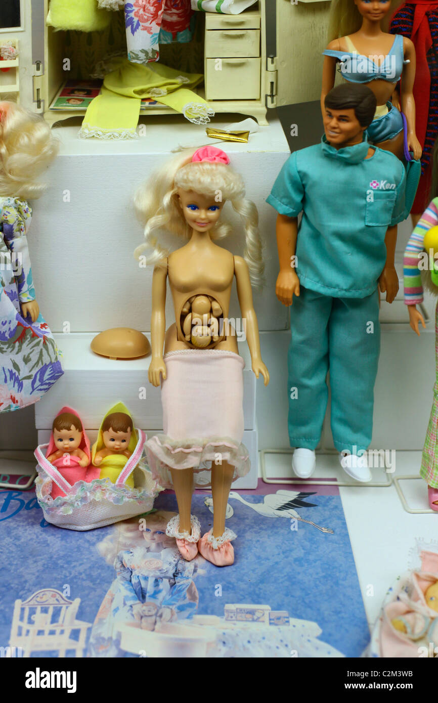 Embarazada de Midge Barbie con una protuberancia desmontable que contiene  un feto articulado en medio de la exposición de muñecas Barbie Set en el  Museo del Juguete de Praga, República Checa Fotografía