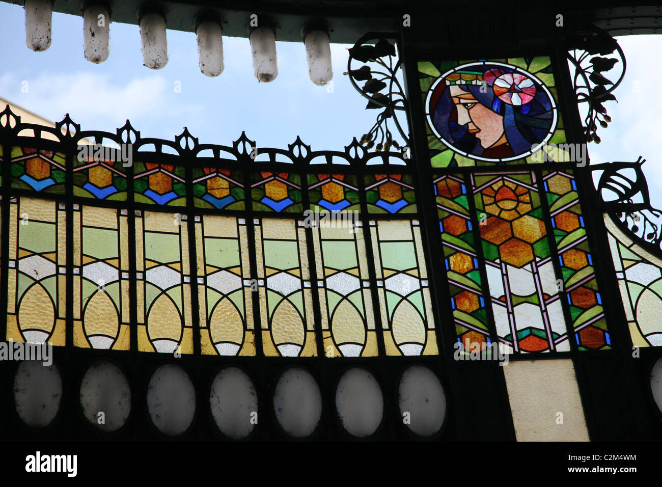 Las vidrieras decoración Art Nouveau por Alfons también Alphonse Mucha en la entrada principal de Obecni Dum Casa Municipal, un edificio que alberga cívica Smetana Hall, un concierto celebrado en el distrito de Nove Mesto en Praga, República Checa Foto de stock