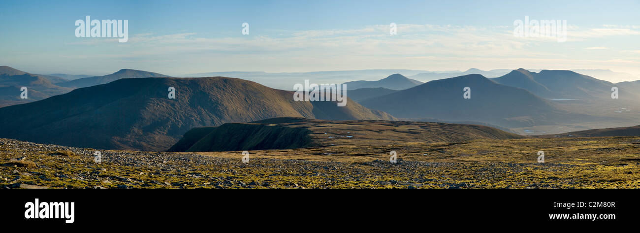 Panorama de las montañas Nephin Beg de Slieve Carr, Parque Nacional Ballycroy, en el condado de Mayo, Irlanda. Foto de stock