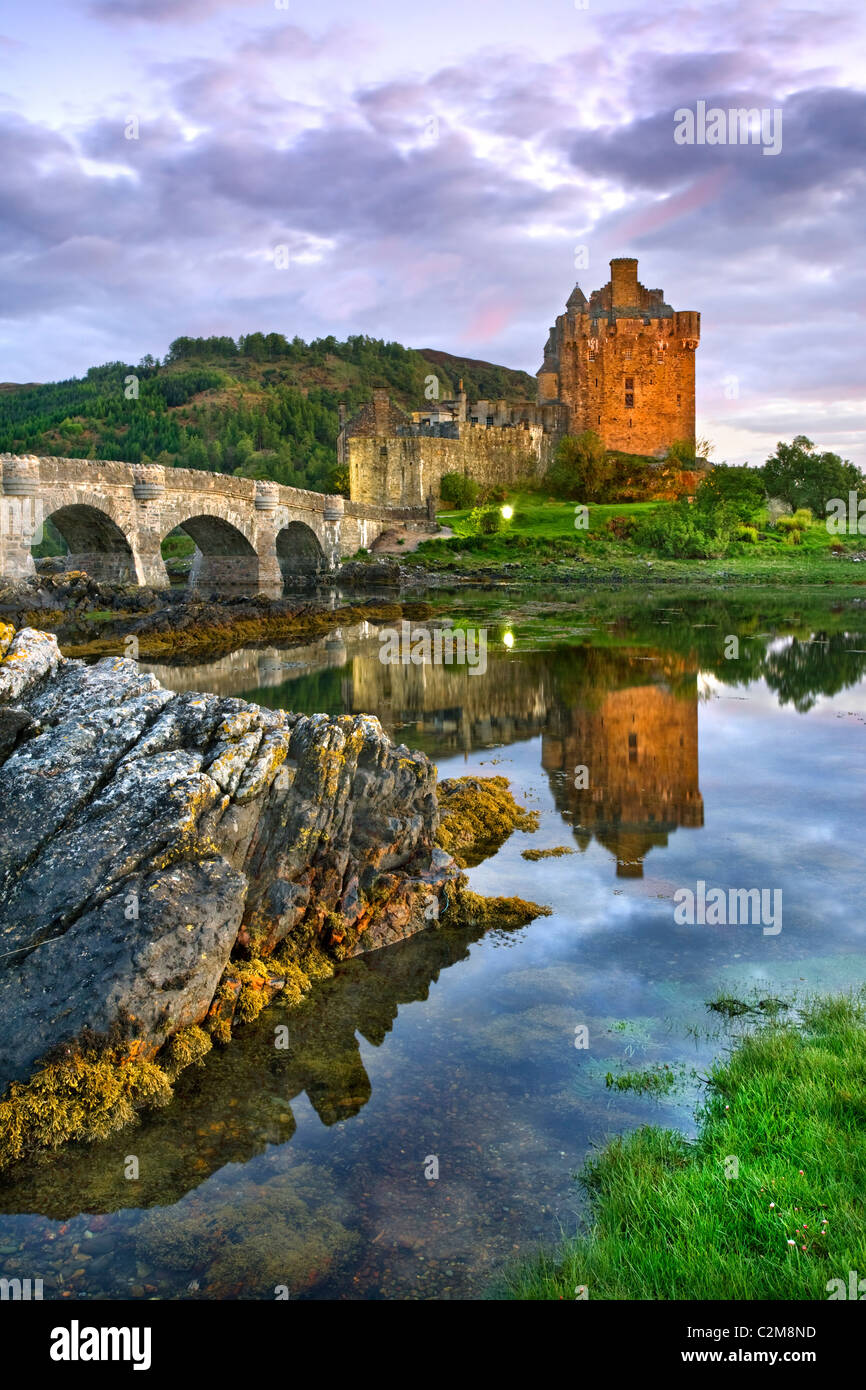 Castillo de Eilean Donan al atardecer Foto de stock