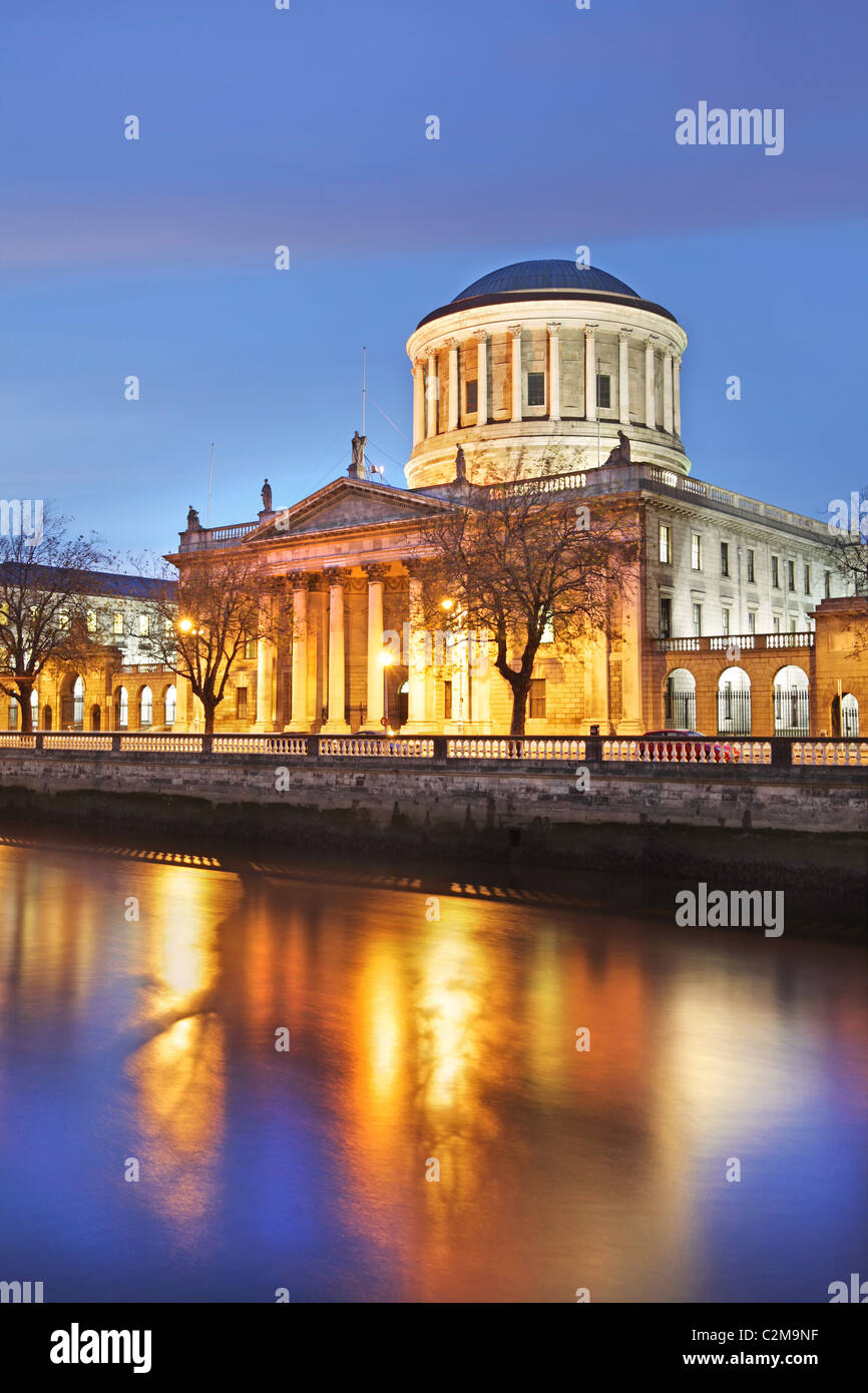 El río Liffey, al anochecer con los cuatro tribunales. Dublín. Foto de stock