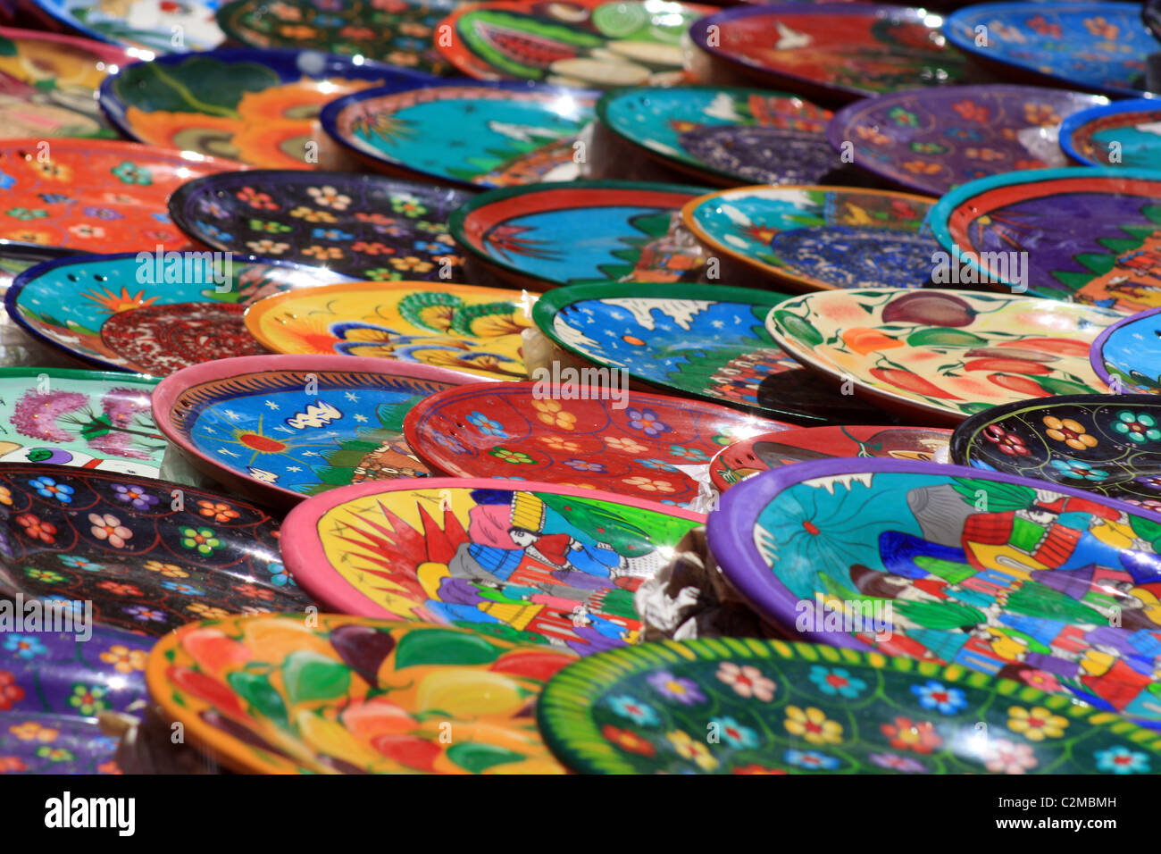 Placas de cerámica colorida Chichén Itzá México 28 de febrero de 2011 Foto de stock