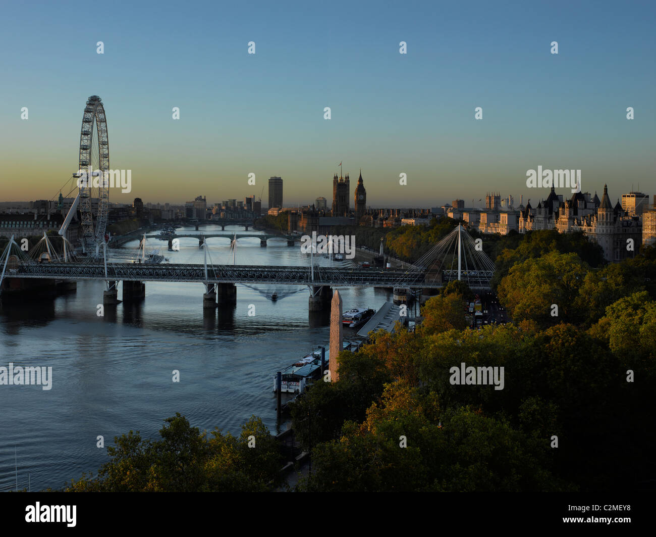 Río Támesis vista general con London Eye y puentes Foto de stock