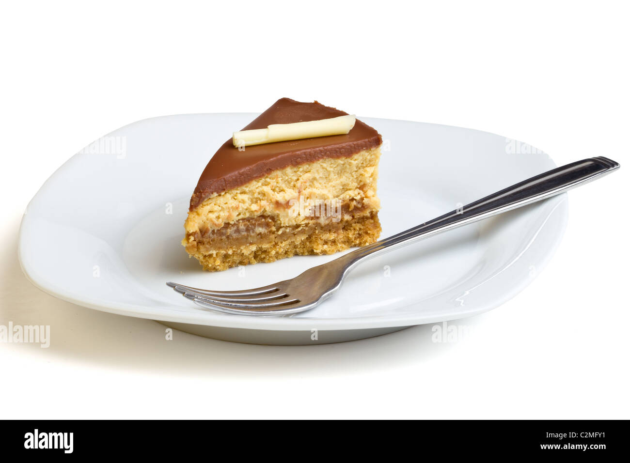 Chocolate Cheesecake de caramelo en la placa con horquilla aislado en blanco. Foto de stock
