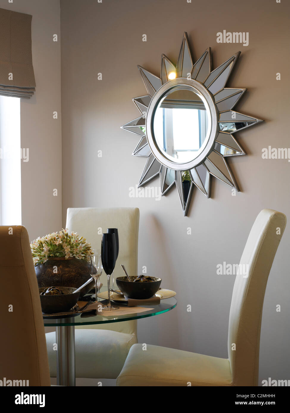 Mesa de comedor moderno y colorido espejo Fotografía de stock - Alamy