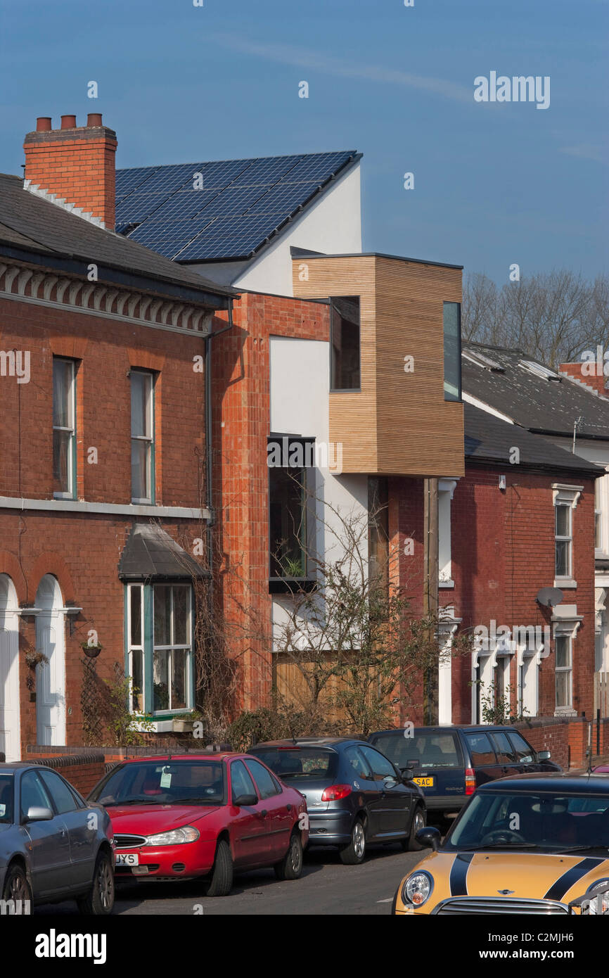 Diseño moderno casa de carbono cero visto desde la calle entre terrazas. Foto de stock