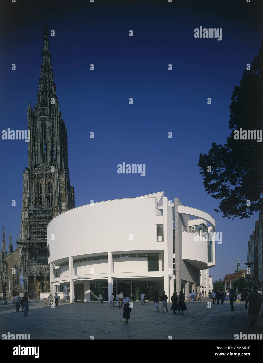 Stadhaus y la catedral de la ciudad de Ulm. Arquitectura contemporánea con la iglesia histórica. Foto de stock