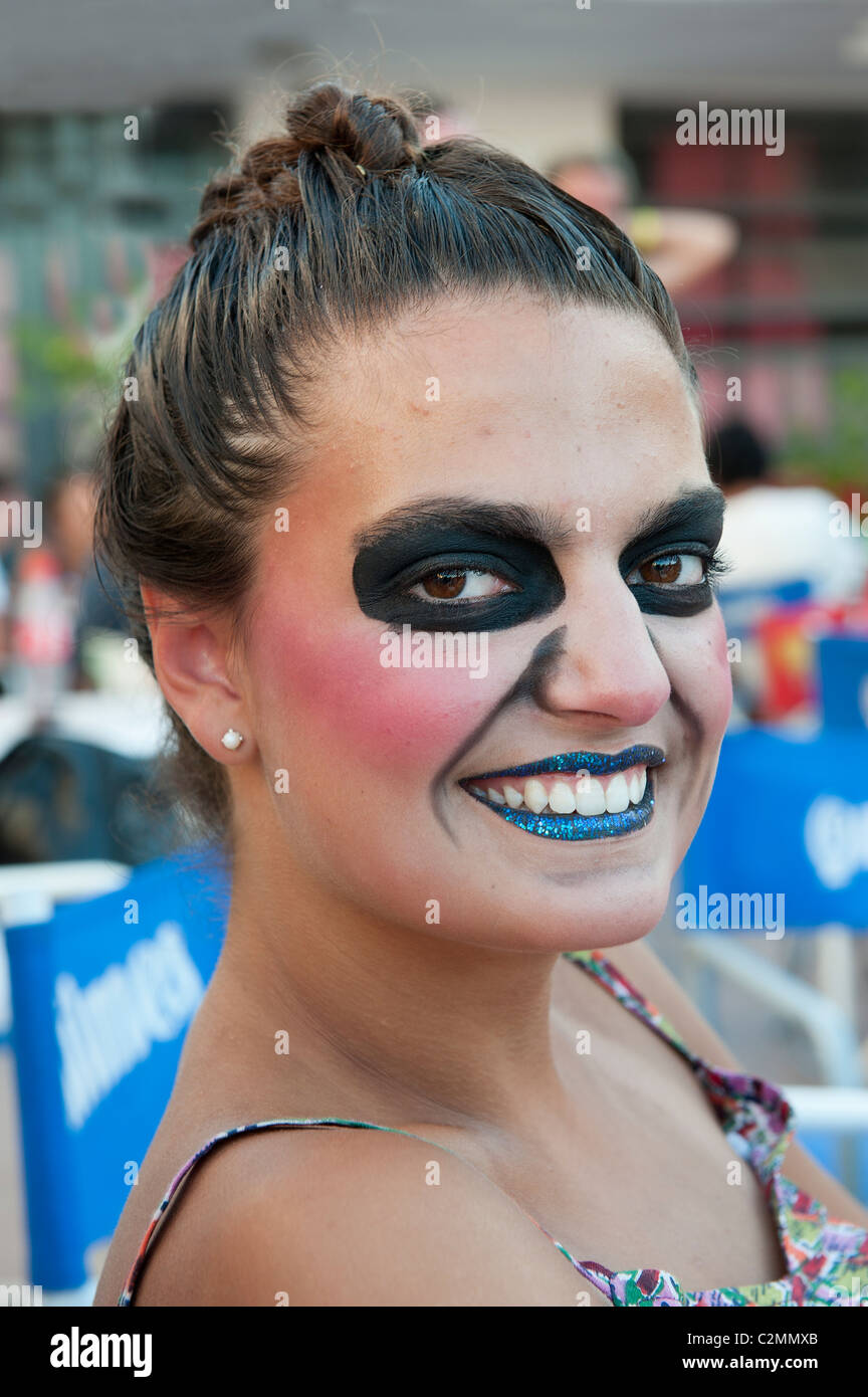 Sesión de maquillaje antes del Carnaval de Gualeguaychú, provincia de Entre Ríos, Argentina Fotografía de stock - Alamy Sesión de maquillaje antes del Carnaval de Gualeguaychú, provincia de Entre Ríos, Argentina Fotografía de stock - Alamy