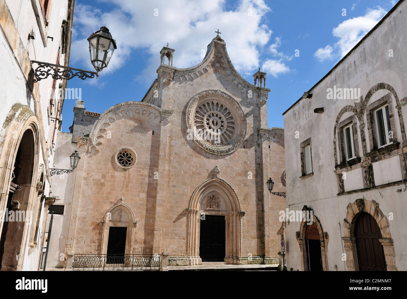 Ostuni. Puglia. Italia. Tarde 15C / Catedral Duomo. Foto de stock