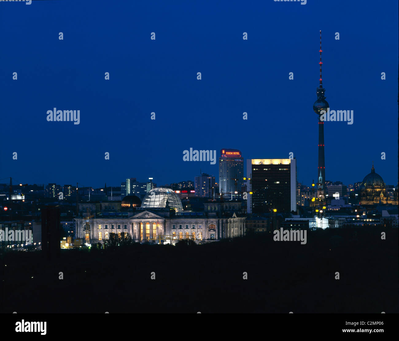 Reichstag, Platz der Republik, Berlin, Alemania - Vista exterior durante la noche Foto de stock