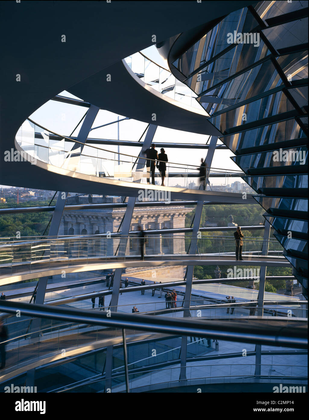 Reichstag, Platz der Republik, Berlín, Alemania - el interior del domo, mirando al sur-oeste sobre Tiergarten Foto de stock