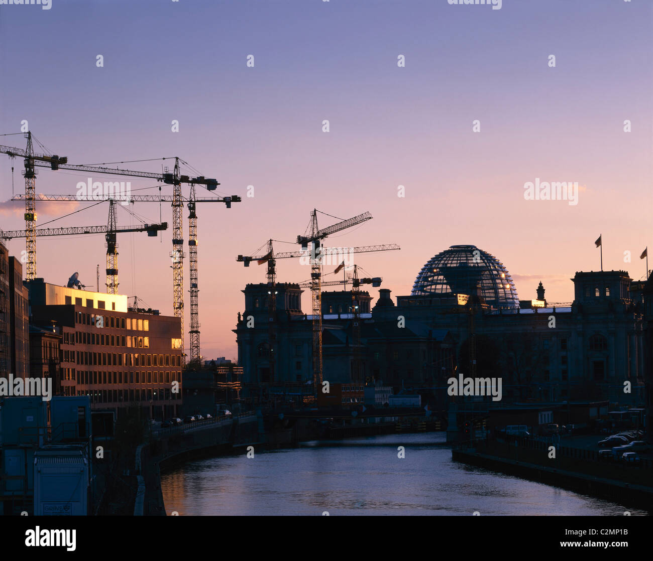 Reichstag, Platz der Republik, Berlín, Alemania - Exterior con grúas Foto de stock