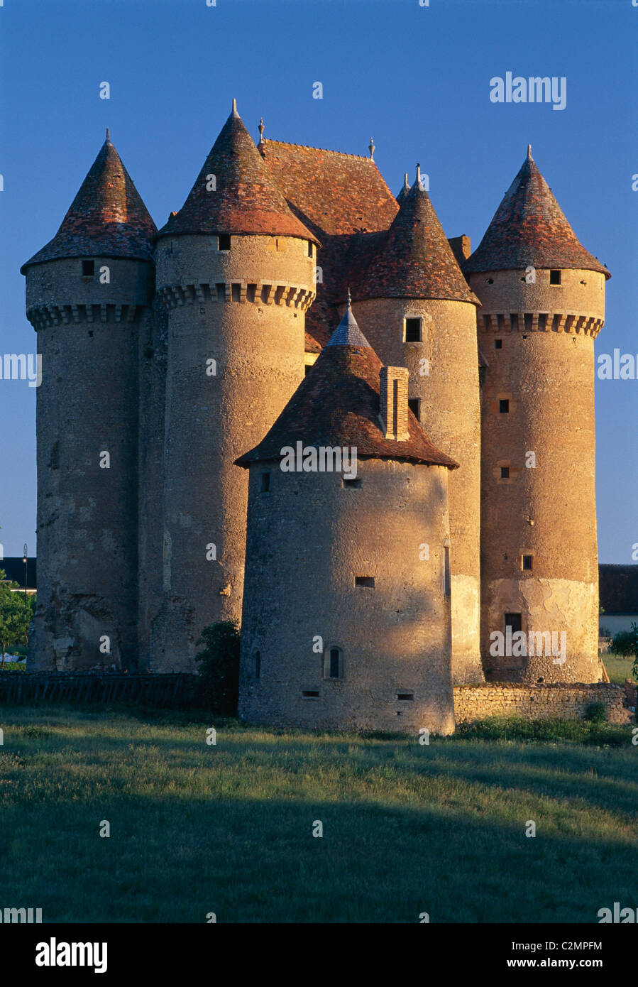 Pepperpot Sarzay Chateau, torretas, Berry. Foto de stock
