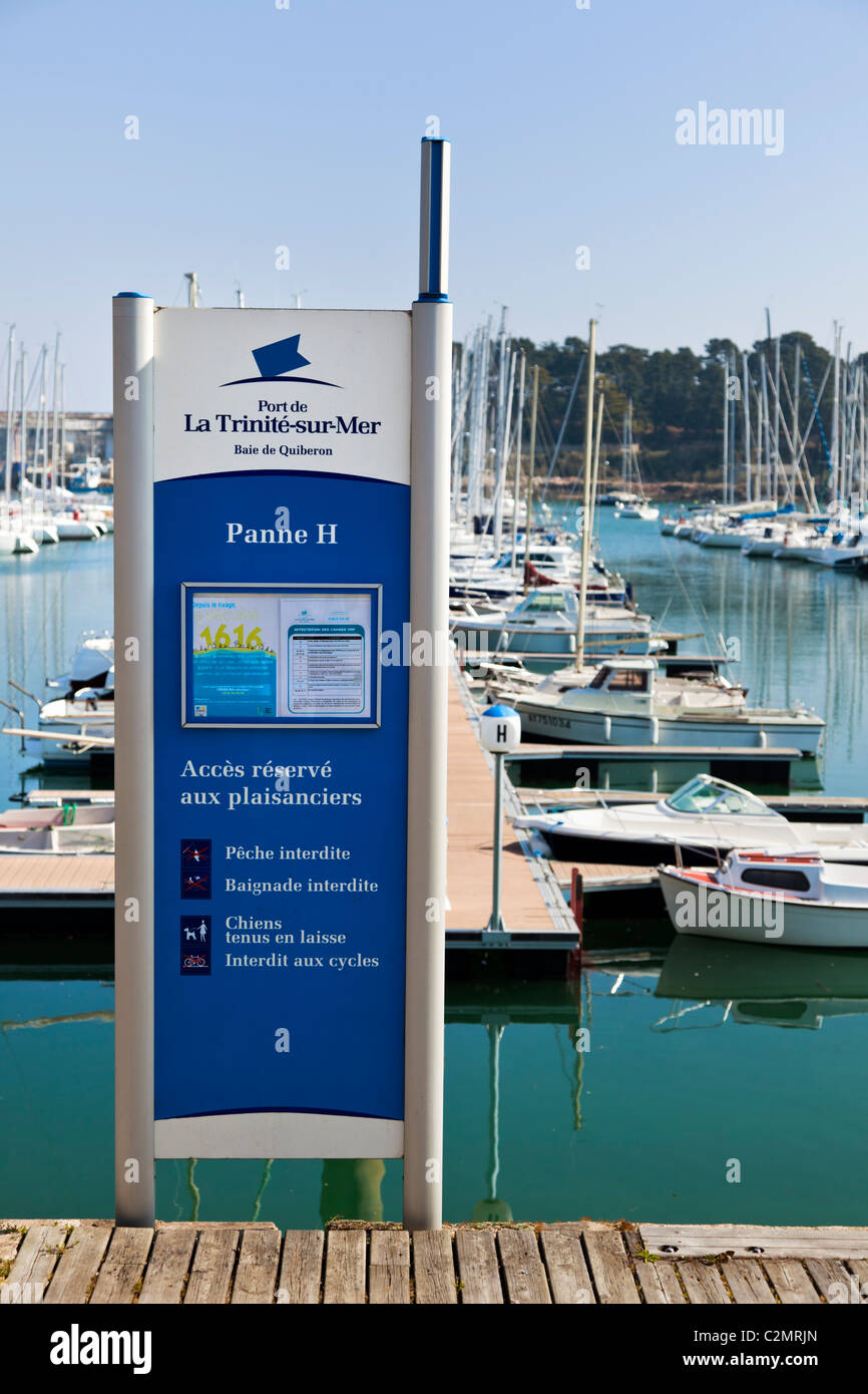 Marina con el signo de la información en La Trinité-sur-Mer, Morbihan, Bretaña, Francia, Europa Foto de stock