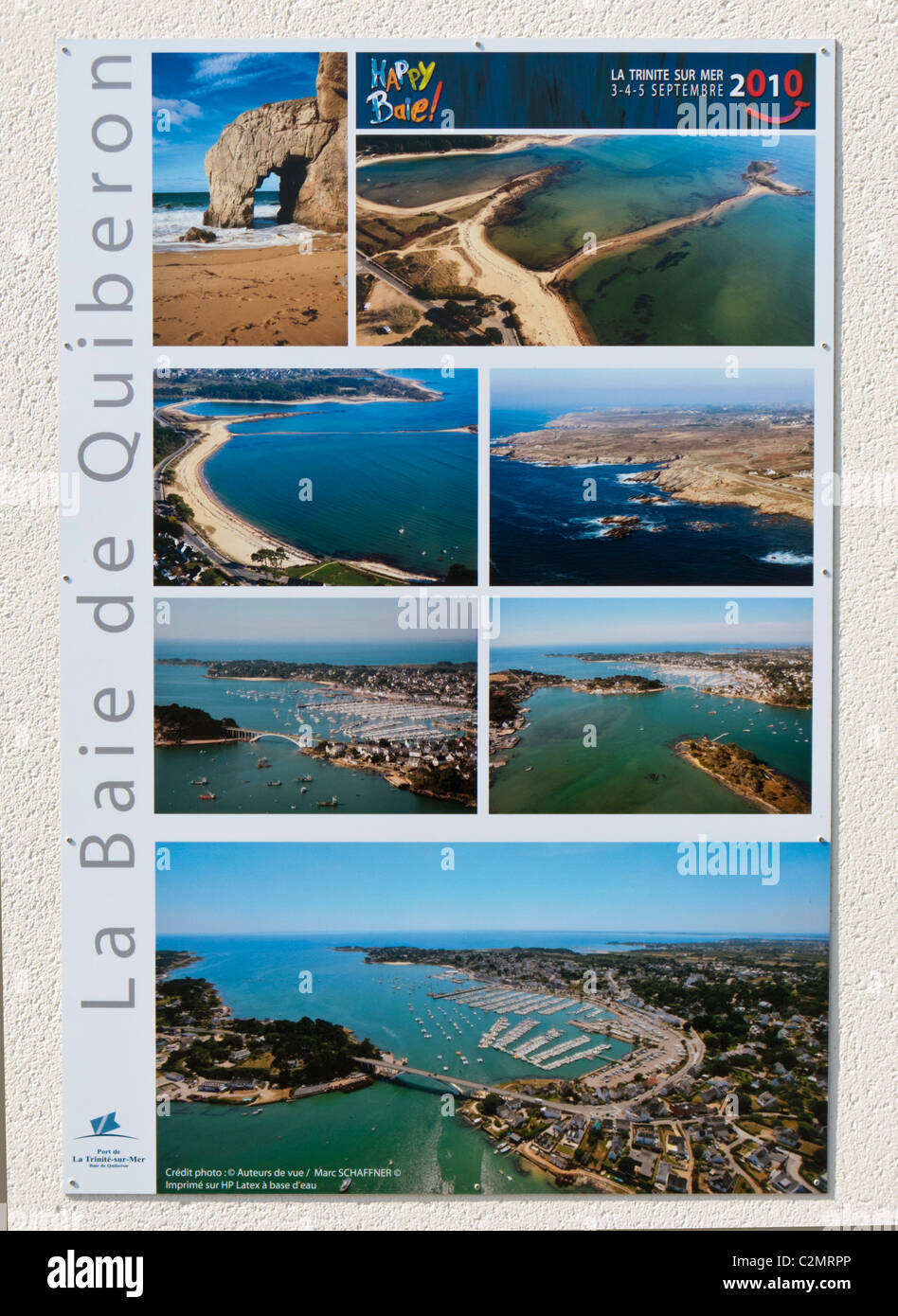 Turismo póster que muestra una vista aérea de la bahía de Quiberon y La Trinité sur Mer, Morbihan, Bretaña, Francia Foto de stock