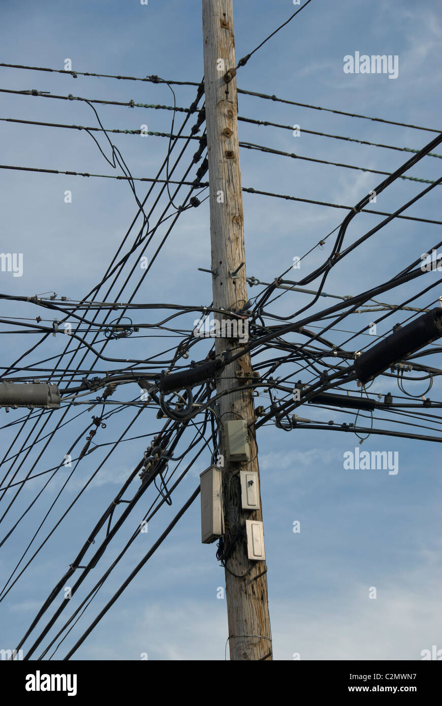 Líneas aéreas de energía. Desordenado manojos de cables eléctricos colgando  de un poste del alumbrado público. Long Island, Queens, Nueva York  Fotografía de stock - Alamy