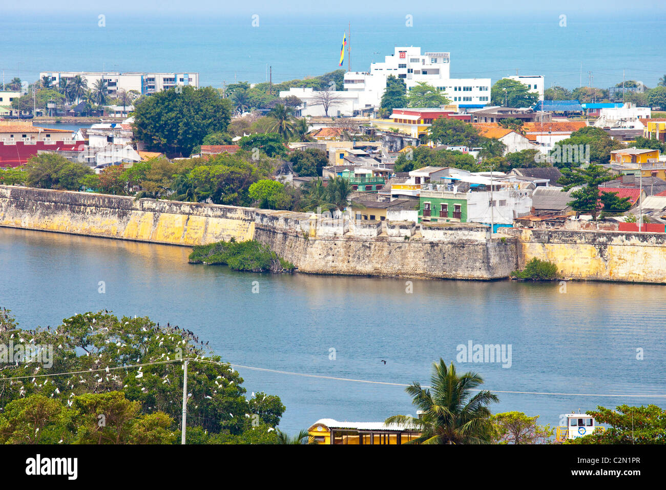 Las murallas que rodean el casco antiguo de la ciudad, Cartagena, Colombsia Foto de stock