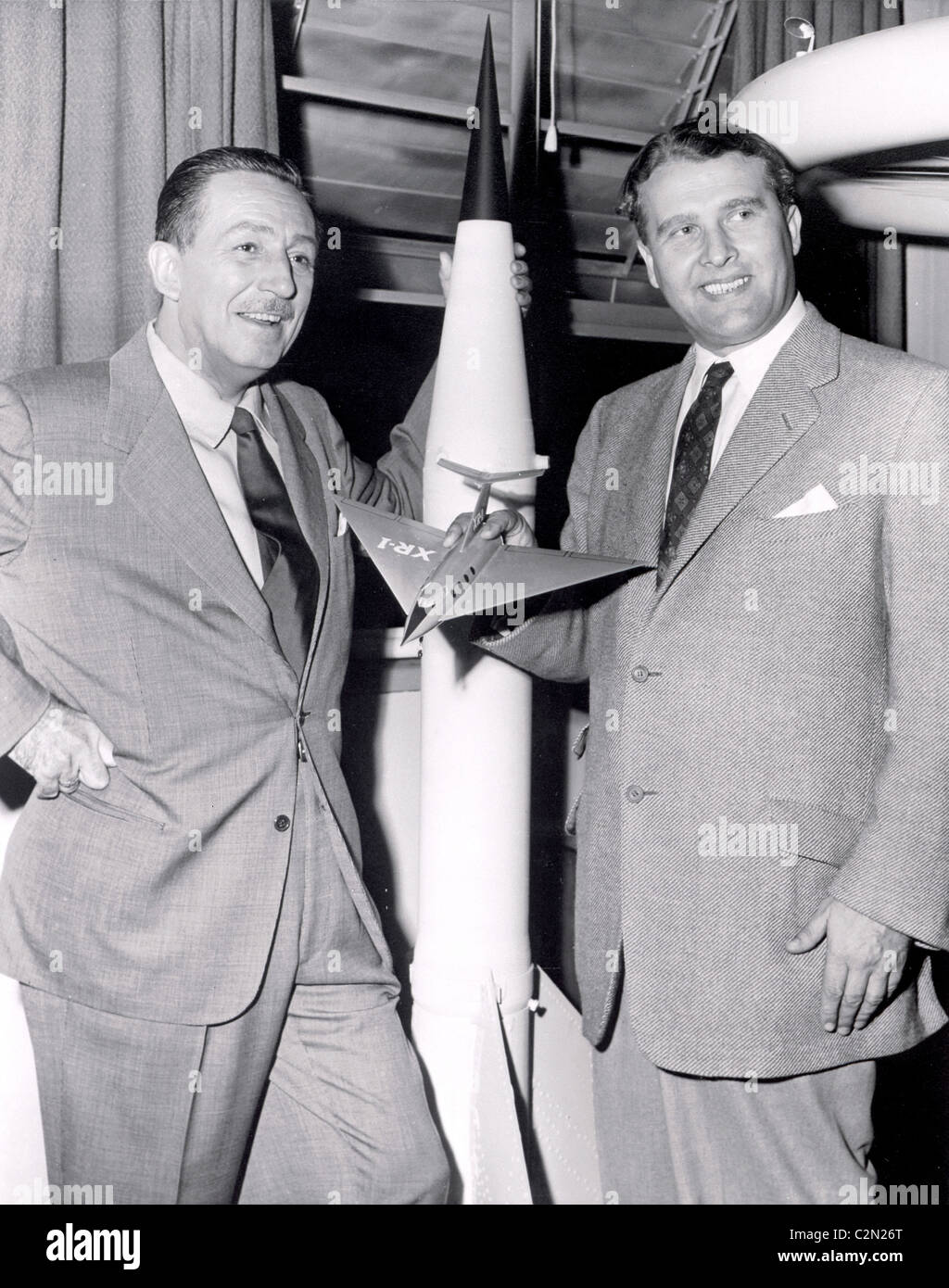 Walt Disney, a la izquierda y el Dr. Wernher von Braun. Foto de stock