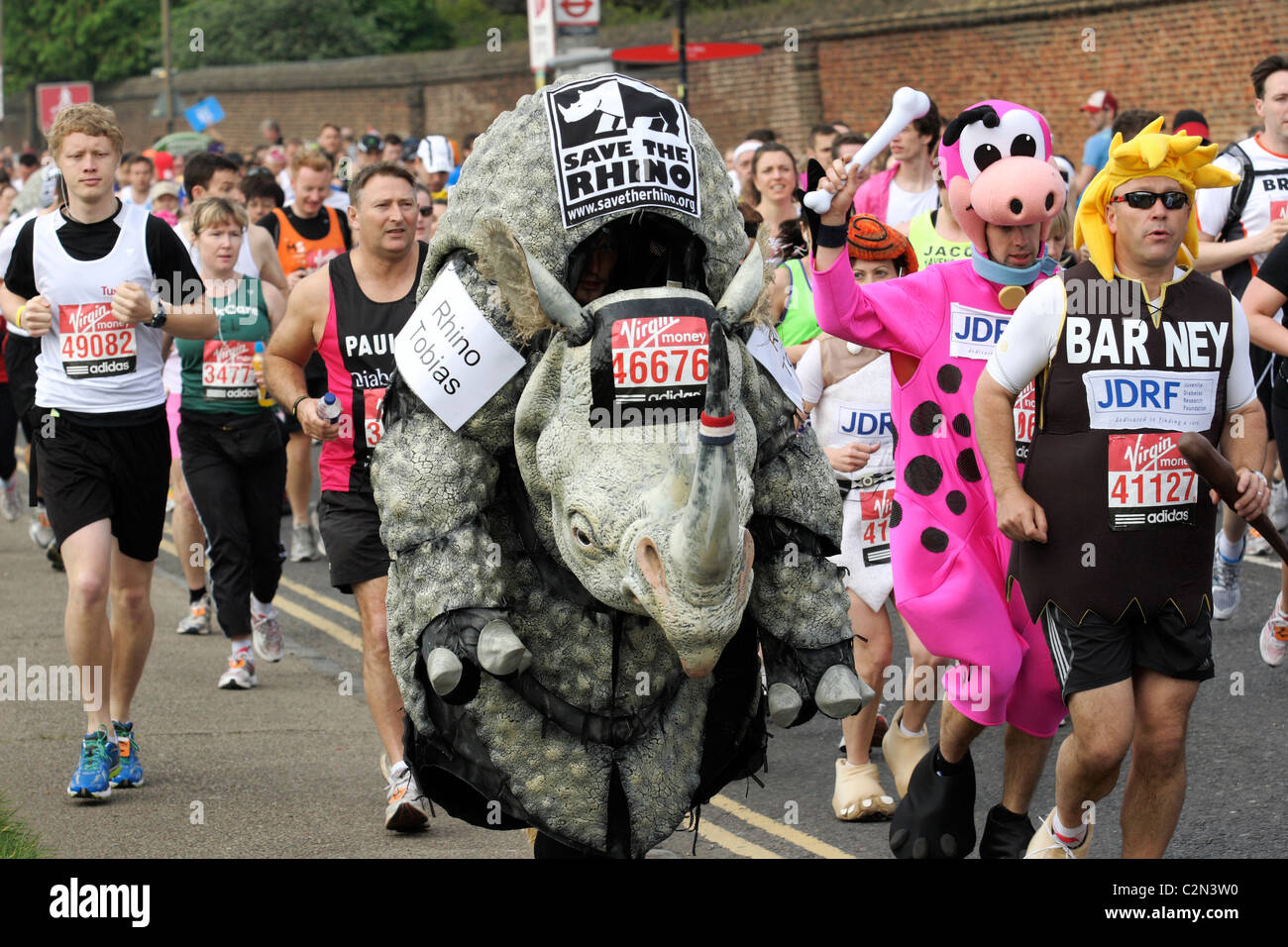 La caridad y la diversión corredores en el Virgin London Marathon 2011 Foto de stock