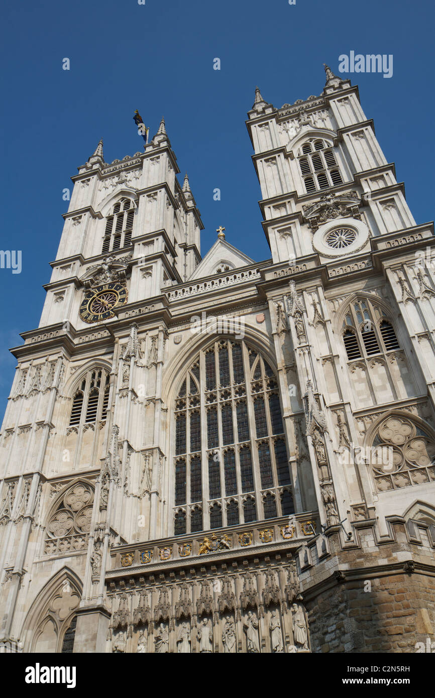 Fachada exterior de la famosa Abadía de Westminster en Londres en un día soleado Foto de stock