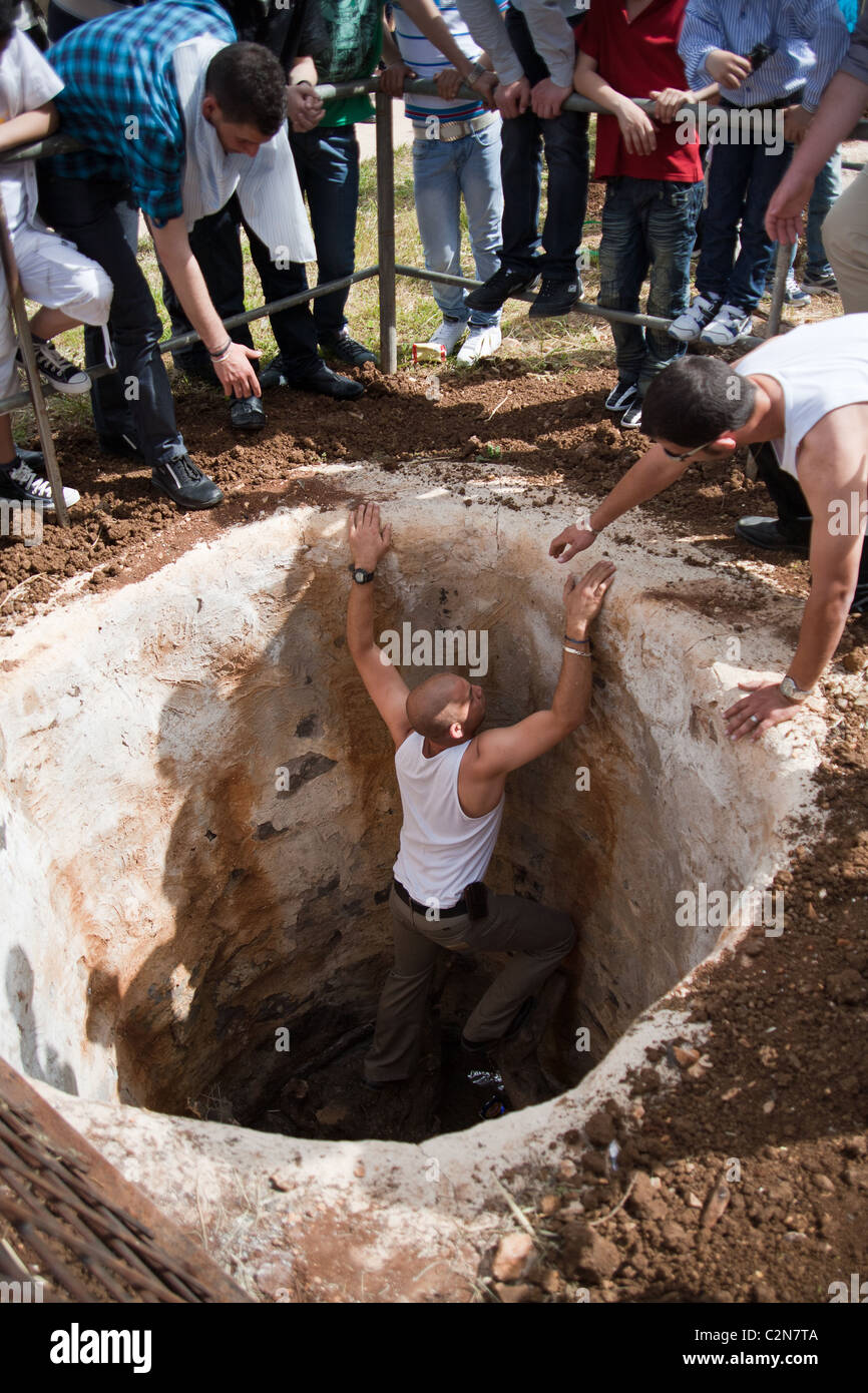 Los hombres preparan samaritano boxes como hornos para asar corderos de  sacrificio de la Pascua. Monte Gerizim, Israel. 17/04/2011 Fotografía de  stock - Alamy