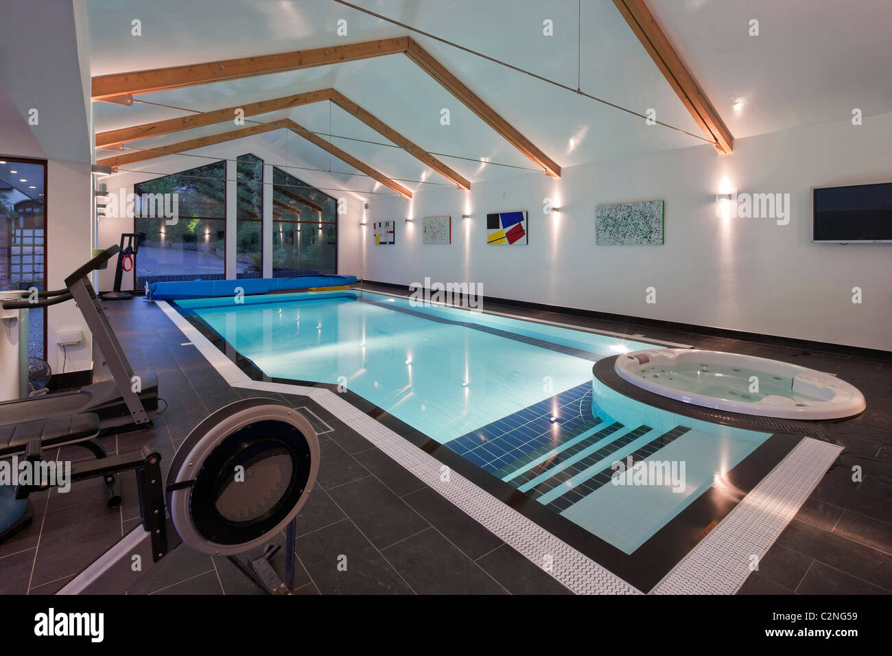 Casa de la piscina con piscina y un gimnasio Fotografía de stock - Alamy