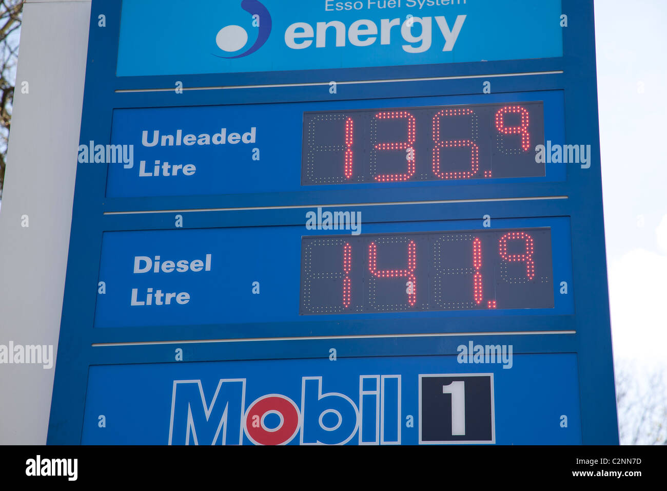 Los precios de la gasolina en Esso iluminado letrero Foto de stock