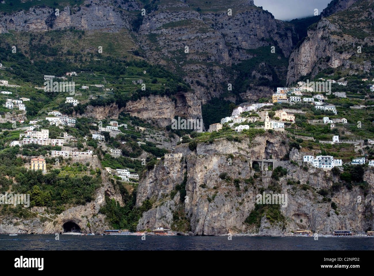 Vista de la ladera de la colina, casas, hoteles y residencias junto a la orilla de la costa de Amalfi, Campania, Italia Foto de stock