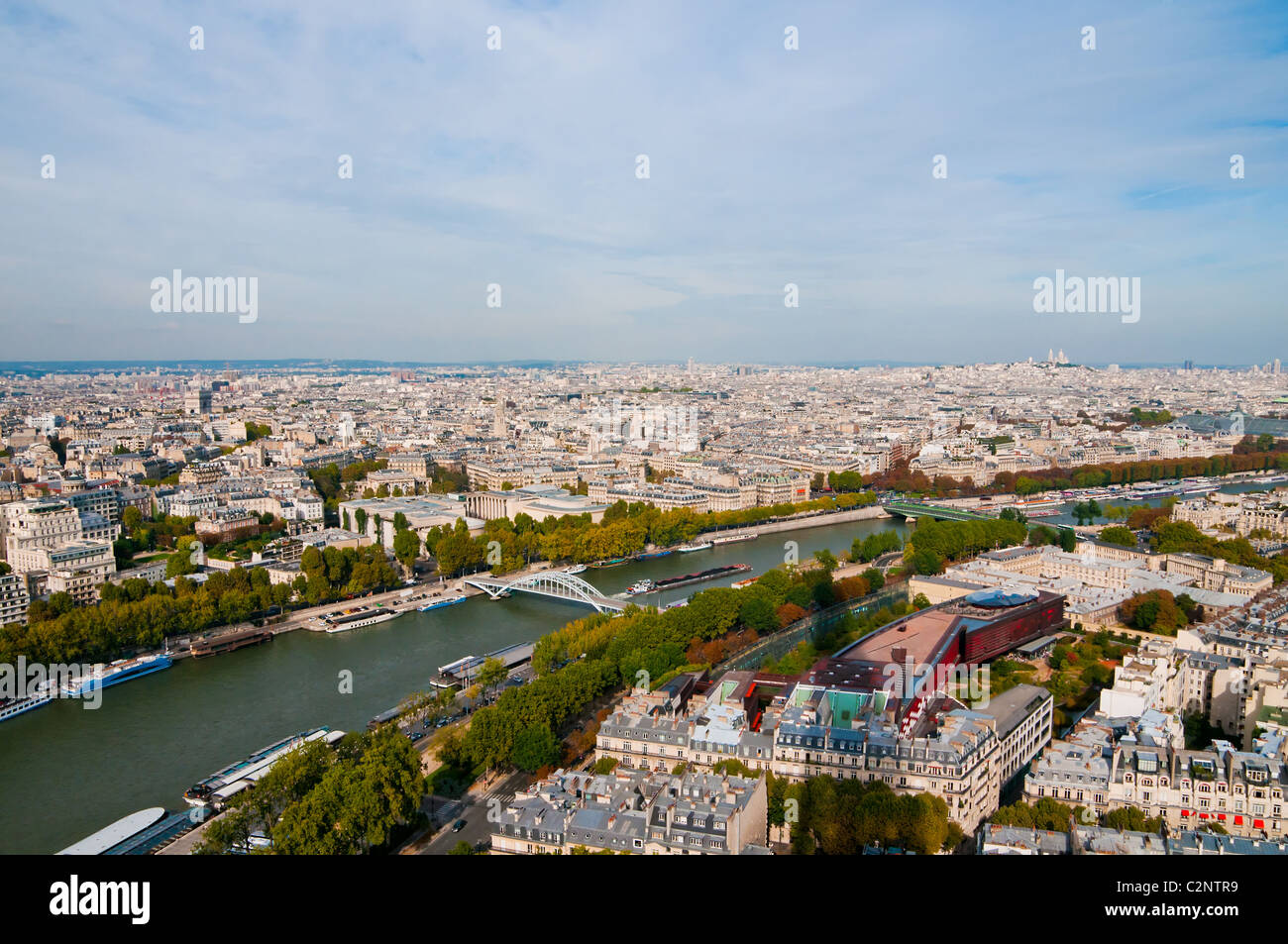 Vistas panorámicas aéreas de París y el río Sena, visto desde la Torre Eiffel en Paris, Francia. Foto de stock