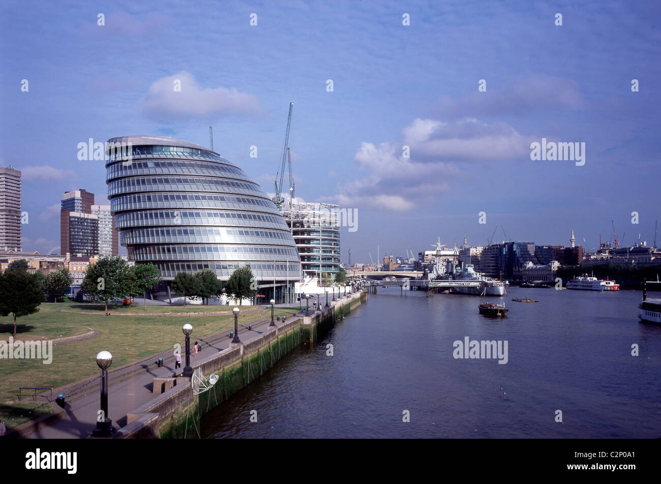 Ayuntamiento GLA, Londres. Vista a lo largo de terraplén. Foto de stock