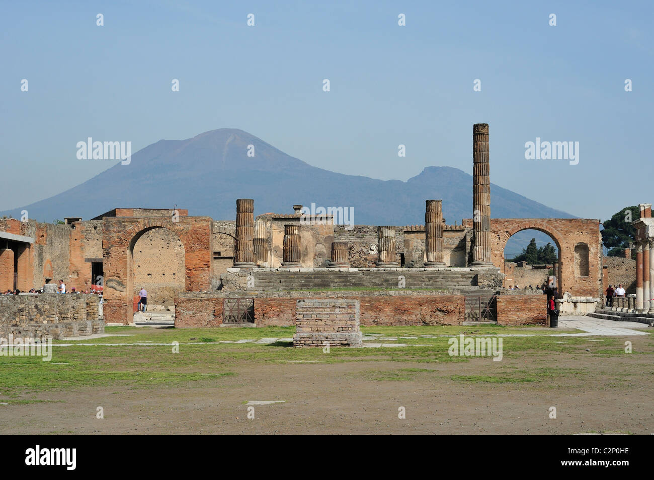 Pompei. Italia. Las antiguas ruinas del Foro de Pompeya con el Monte Vesubio en el fondo, el sitio arqueológico de Pompeya. Foto de stock