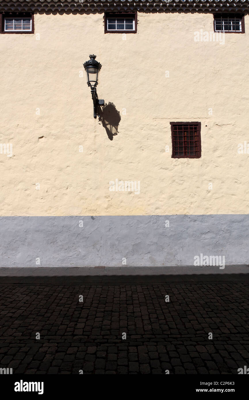 Paredes y lámpara de la calle del convento de Santa Catalina de Siena en San Cristóbal de La Laguna patrimonio de la humanidad en Tenerife Foto de stock