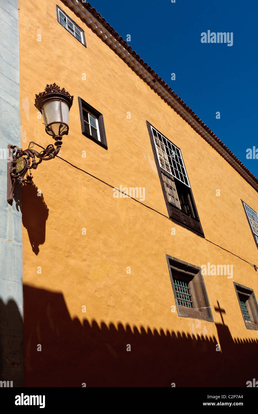 Edificio antiguo, la sombra y la lámpara de la calle en San Cristóbal de La Laguna patrimonio de la humanidad en Tenerife, Islas Canarias, España Foto de stock