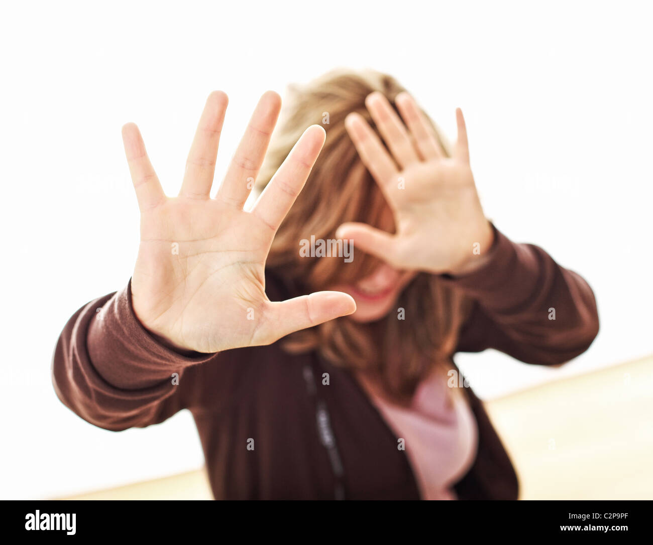 Mujer intenta protegerse de imagen foco selectivo Foto de stock