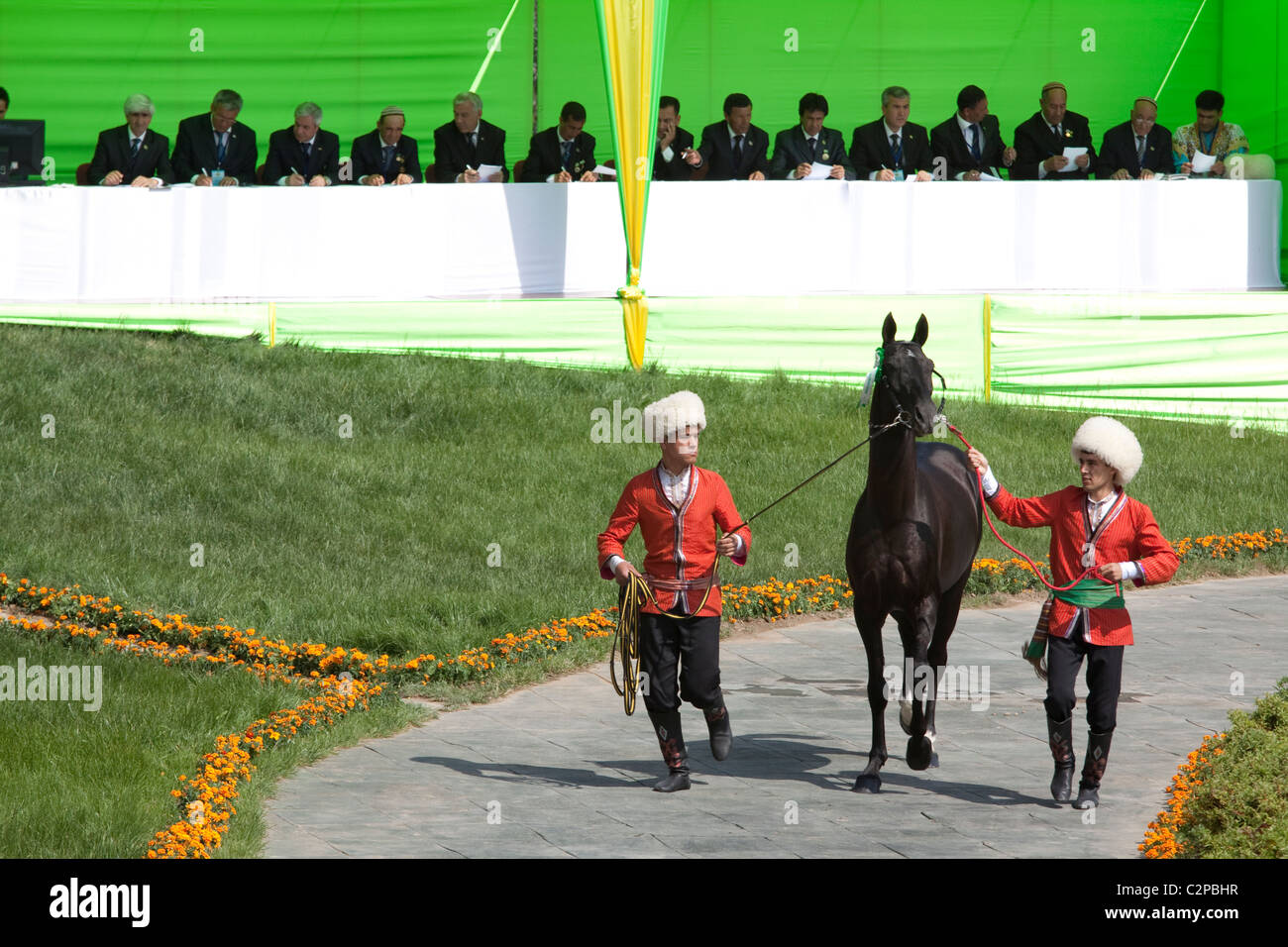 Los más bellos caballos de competición de 2010 en Turkmenistán Foto de stock