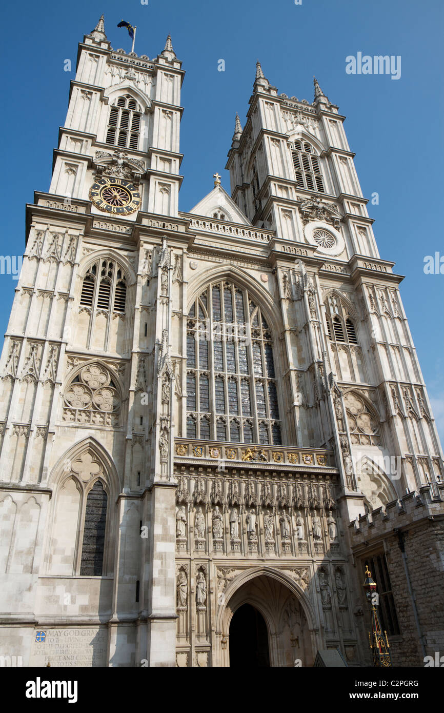 Fachada exterior de la famosa Abadía de Westminster en Londres en un día soleado Foto de stock