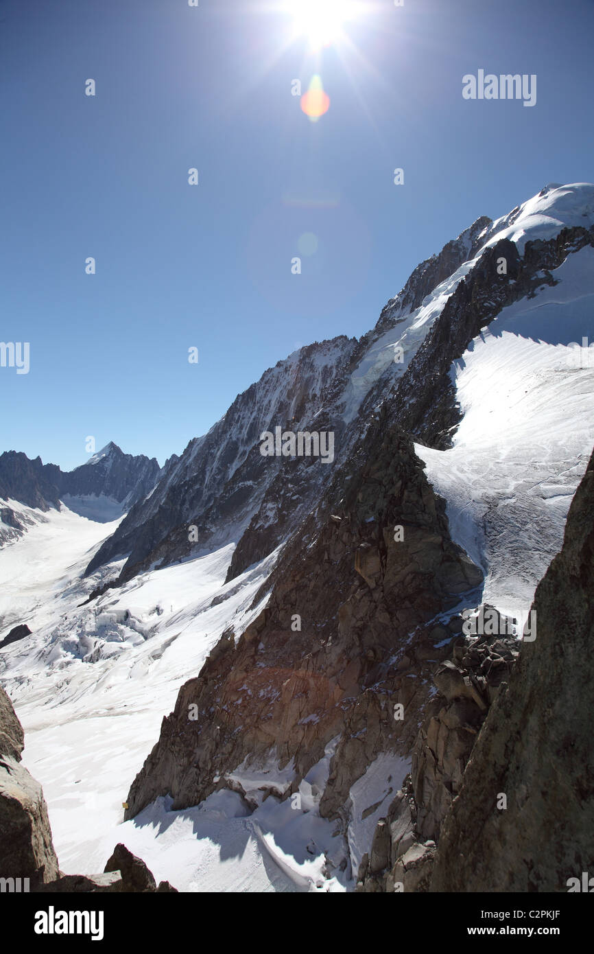 La luz del sol en un glaciar alpino Foto de stock