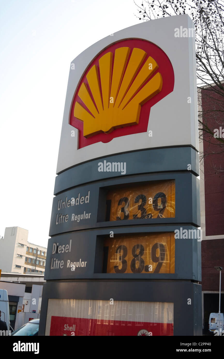 Una gasolinera Shell tabla de precios mostrando los altos precios del combustible, Londres, 2011 Foto de stock