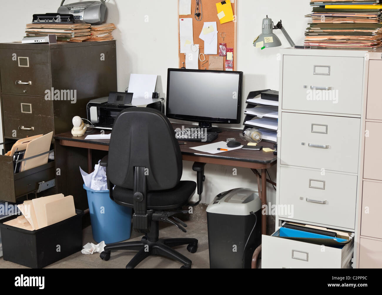 Espacio de trabajo desordenado, con montones de archivos. Foto de stock